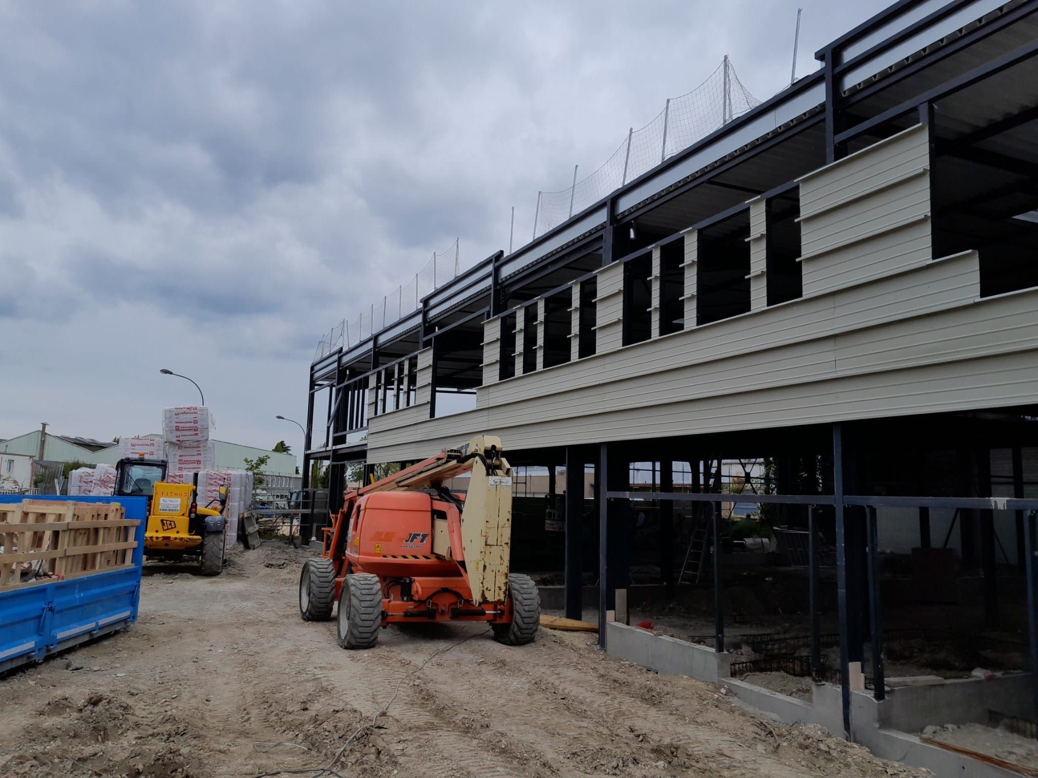 près la réalisation de la couverture et étanchéité de la toiture, les équipes Cobatec Idf s’attaquent maintenant à la façade qui comporte 3 types d’habillage et bardage