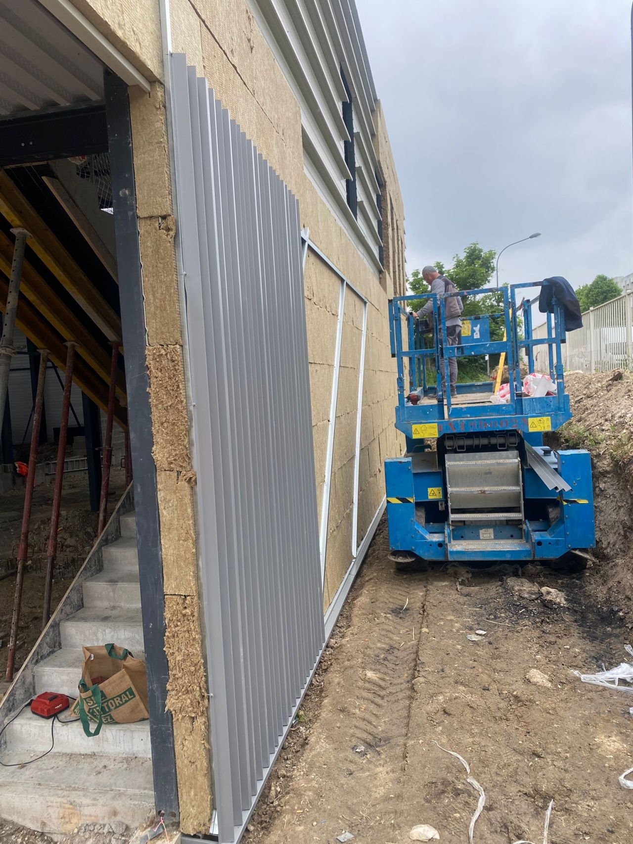 Cobatec votre spécialiste de la toiture industrielle assure l'installation de panneau sandwich de façade pour bardage ou toiture
