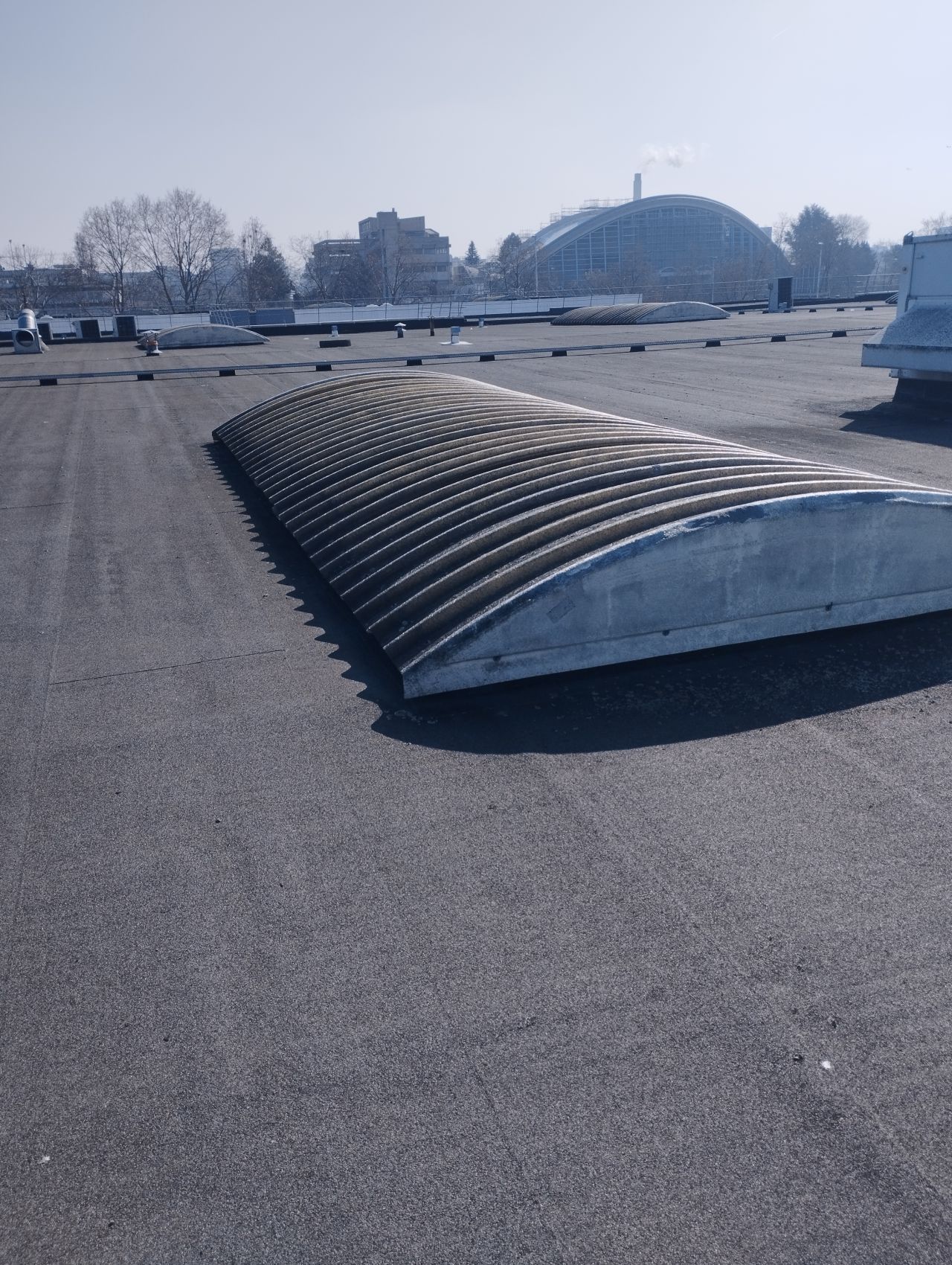Cobatec vos experts en pose, installation et maintenance d'Exutoires de désenfumage pour toits plats