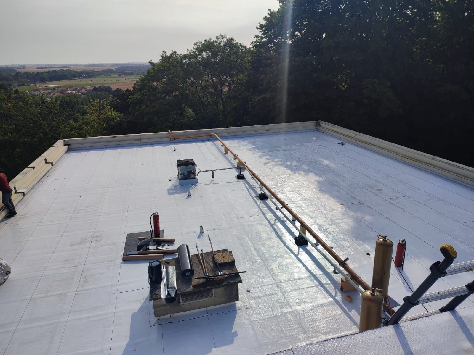 Découvrez notre solution de toiture et peinture anti chaleur pour maintenir froide la surface de la toiture