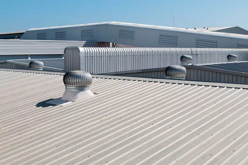 toit industriel en zinc
