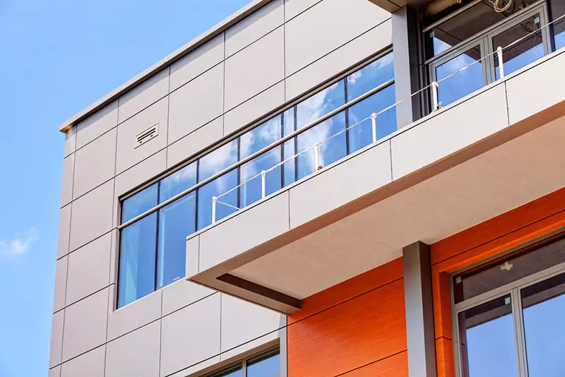 immeuble industriel avec balcon